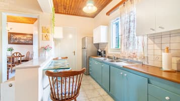 Kühlschrank, Ofen, Herdplatte, Wasserkocher mit Kaffee-/Teezubehör