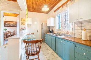 Fridge, oven, stovetop, coffee/tea maker