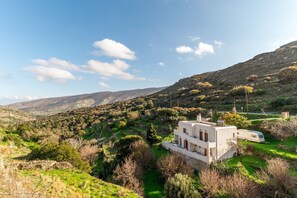 Exterior - Holiday Home 'Moraki Apartment 1 Andros' with Private Terrace, Shared Garden and Wi-Fi (korthi)