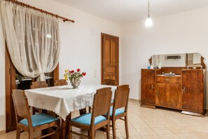 Dining - Holiday Home 'Moraki Apartment 1 Andros' with Private Terrace, Shared Garden and Wi-Fi (korthi)