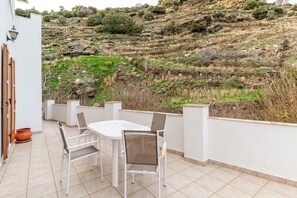 Outdoor dining - Holiday Home 'Moraki Apartment 1 Andros' with Private Terrace, Shared Garden and Wi-Fi (korthi)
