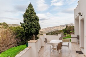 Outdoor dining - Holiday Home 'Moraki Apartment 1 Andros' with Private Terrace, Shared Garden and Wi-Fi (korthi)