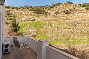 Property grounds - Holiday Home 'Moraki Apartment 2 Andros' with Private Terrace, Wi-Fi and Air Conditioning (korthi)