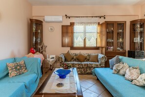TV, fireplace - Holiday Home 'Moraki Apartment 2 Andros' with Private Terrace, Wi-Fi and Air Conditioning (korthi)