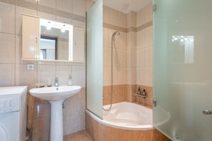 Badewanne, Haartrockner, Handtücher