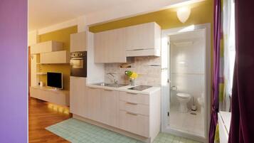 Frigorifero, forno, piano cottura, macchina per tè/caffè