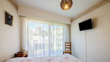 1 habitación, tabla de planchar con plancha, wifi gratis y ropa de cama