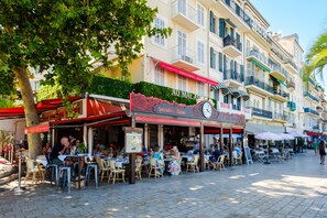 Outdoor dining - Apartment "T2 a 50 m Plage du Midi" with Shared Terrace & Wi-Fi (Cannes)