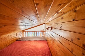 2 dormitorios, tabla de planchar con plancha, ropa de cama