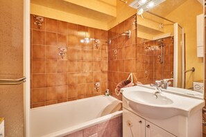 Bañera, artículos de higiene personal gratuitos y secador de pelo