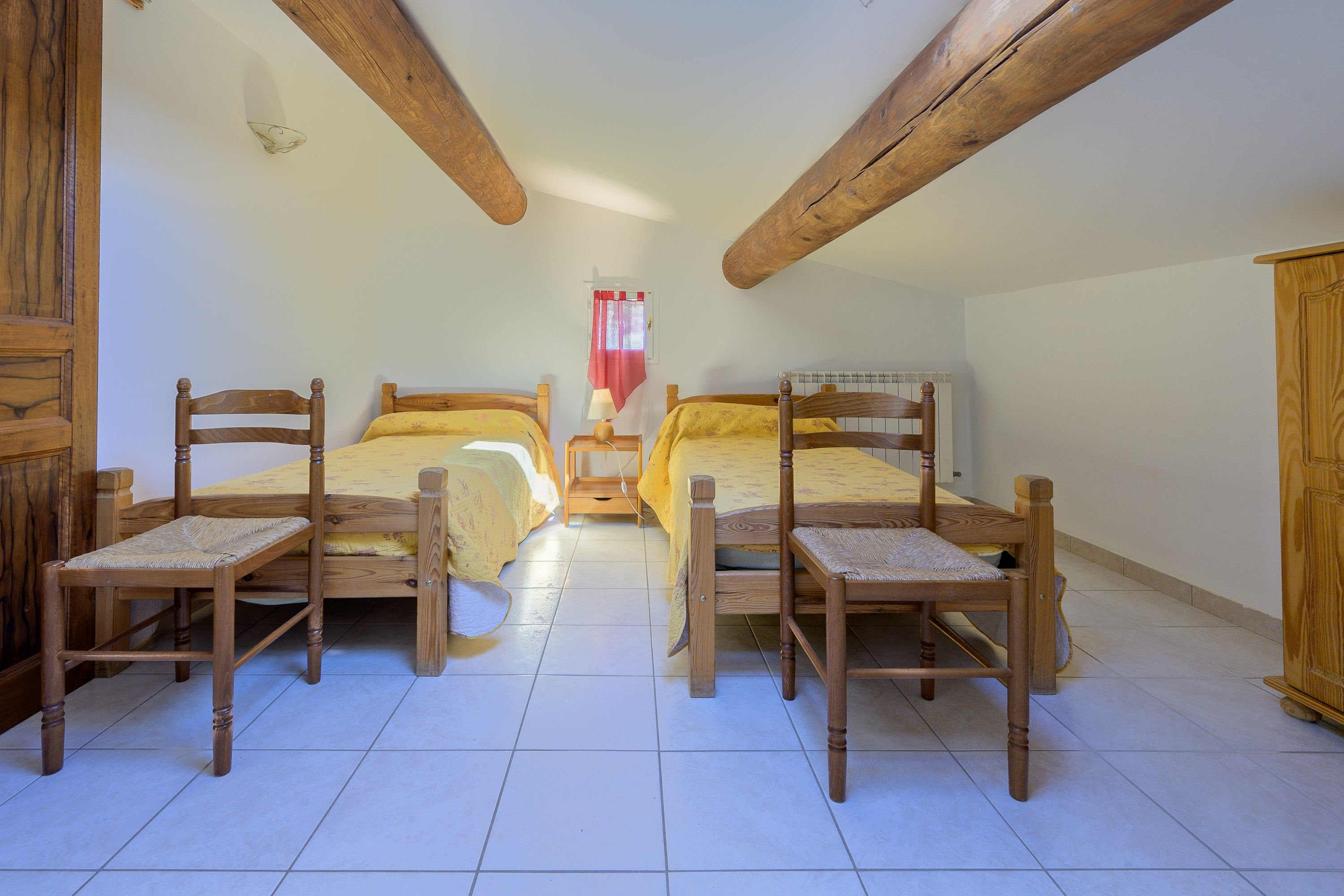 3 slaapkamers, een strijkplank/strijkijzer, gratis wifi, beddengoed