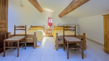 3 slaapkamers, een strijkplank/strijkijzer, gratis wifi, beddengoed