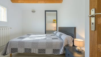 3 slaapkamers, een strijkplank/strijkijzer, gratis wifi, beddengoed