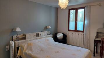 3 bedrooms, iron/ironing board, free WiFi, bed sheets