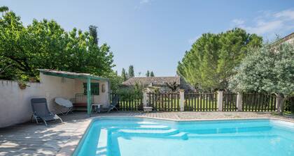 Gïte en pierre, jardin : clim et piscine en été, Jacuzzi et chauffage en hiver.