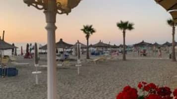 Beach nearby, sun loungers, beach towels