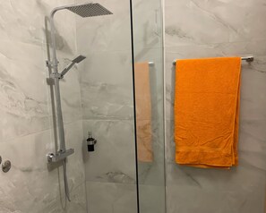 Regadera, secadora de cabello, pantuflas, bidet 