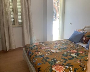 3 chambres, coffres-forts dans les chambres, fer et planche à repasser
