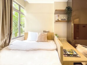 Deluxe Queen Studio | In-room safe, desk, blackout drapes, free WiFi - Coliwoo Orchard (Singapore)
