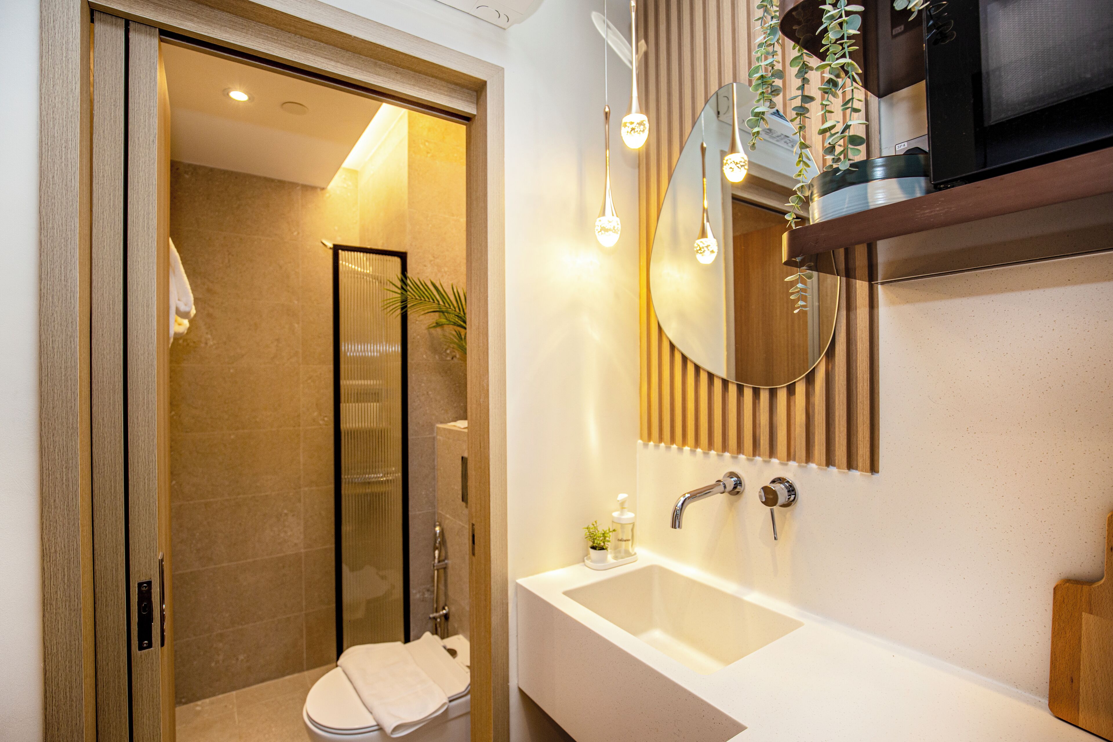 Deluxe Queen Studio | Kamar mandi | Shower, pancuran hujan, pengering rambut, dan sandal