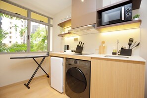 Grand Studio | Private kitchenette | Fridge, microwave, stovetop - Coliwoo Orchard (Singapore)