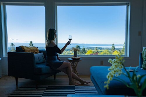 Aurora Haven: Sea View, Hottub, Zipline, Game Room