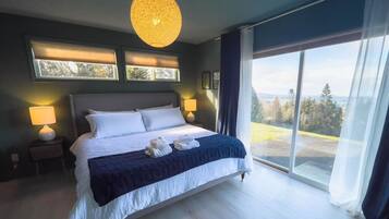 3 bedrooms, desk, iron/ironing board, travel crib