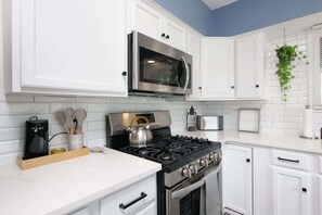 Réfrigérateur, micro-ondes, plaque de cuisson, cafetiÚre/bouilloire