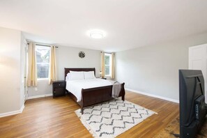 3 habitaciones, tabla de planchar con plancha y cuna de viaje 