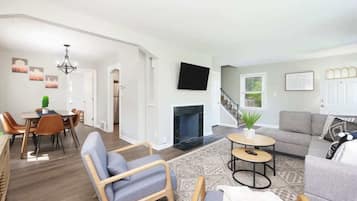 Una Smart TV, una chimenea, una oficina