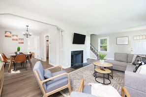 Smart TV, fireplace, offices - Park-side family retreat with private backyard (University Heights)