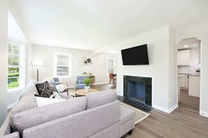 Smart TV, chimenea y oficina 