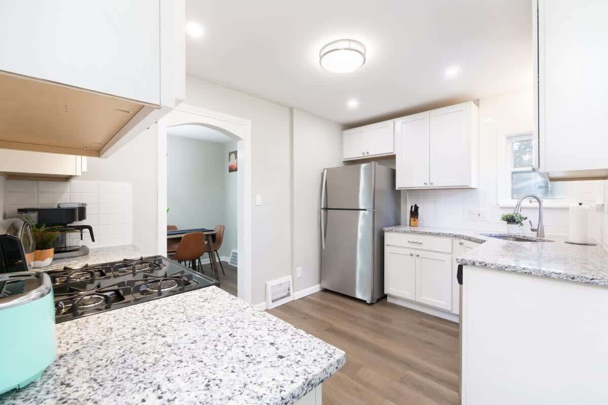 Fridge, microwave, stovetop, dishwasher