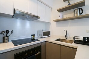 Een koelkast, een microgolfoven, een oven, een kookplaat