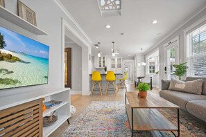 Een televisie, een open haard, boeken en een kantoor