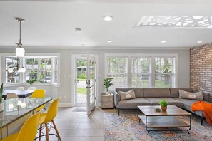 Een televisie, een open haard, boeken en een kantoor