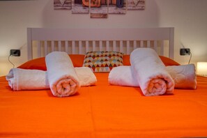 1 chambre, fer et planche à repasser, lit parapluie