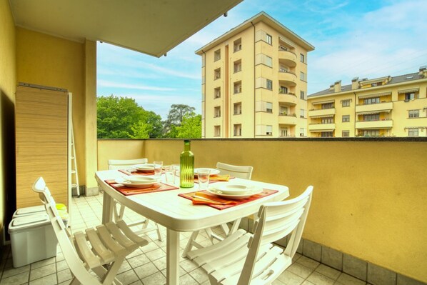 Outdoor dining - GuestHost - new two-room apartment with large balcony in residential context (Cernusco (Cernusco sul Naviglio)