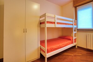 1 habitación, tabla de planchar con plancha y cuna de viaje 
