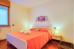 1 habitación, tabla de planchar con plancha y cuna de viaje 