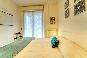 1 chambre, fer et planche à repasser