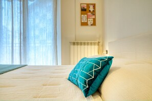 1 chambre, fer et planche à repasser