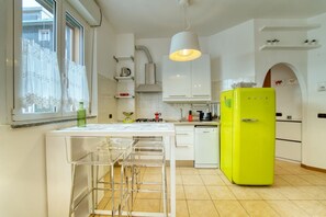 Kjøleskap og oppvaskmaskin