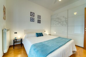 1 chambre, fer et planche à repasser