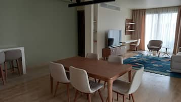 Luxury-Apartment (Bolboa@silverpalm) | Wohnbereich | 40-Zoll-LCD-Fernseher mit Digitalempfang