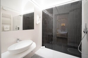 Shower, bidet, towels - WePuglia - Dimora Rirì (Polignano a Mare)