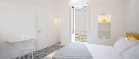 2 多间卧室、办公桌、WiFi、床单