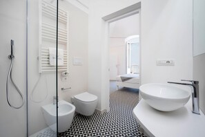 Shower, bidet, towels - WePuglia - Dimora Rirì (Polignano a Mare)