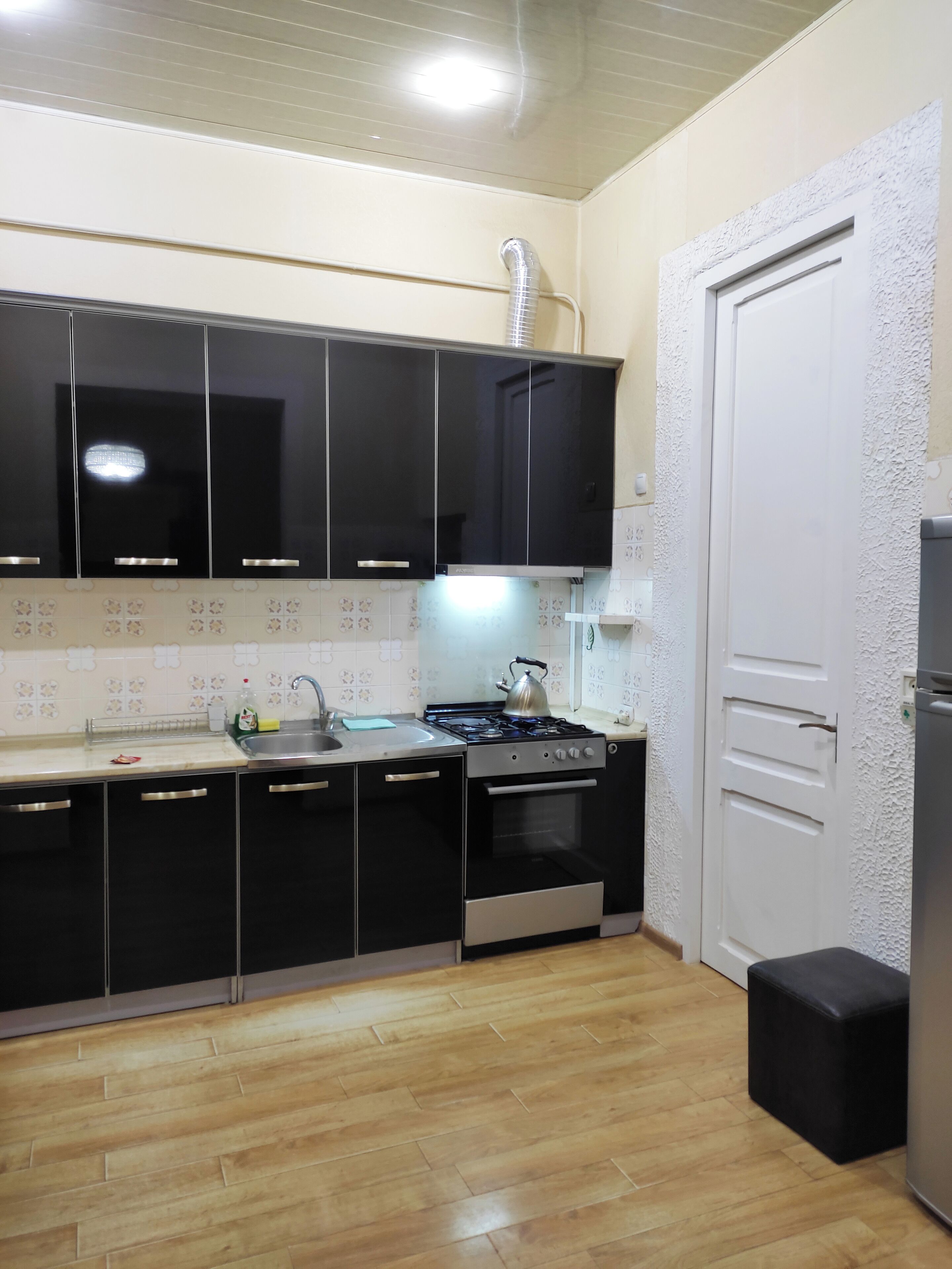 Dihias secara berasingan, dilengkapkan perabot secara berasingan 