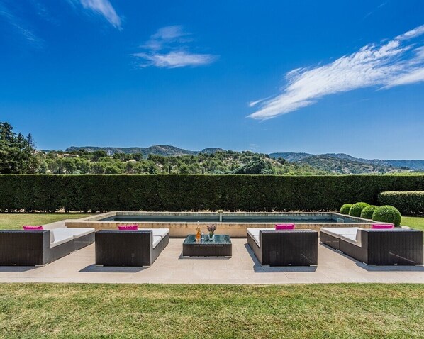 المنطقة المحيطة بالمنشأة